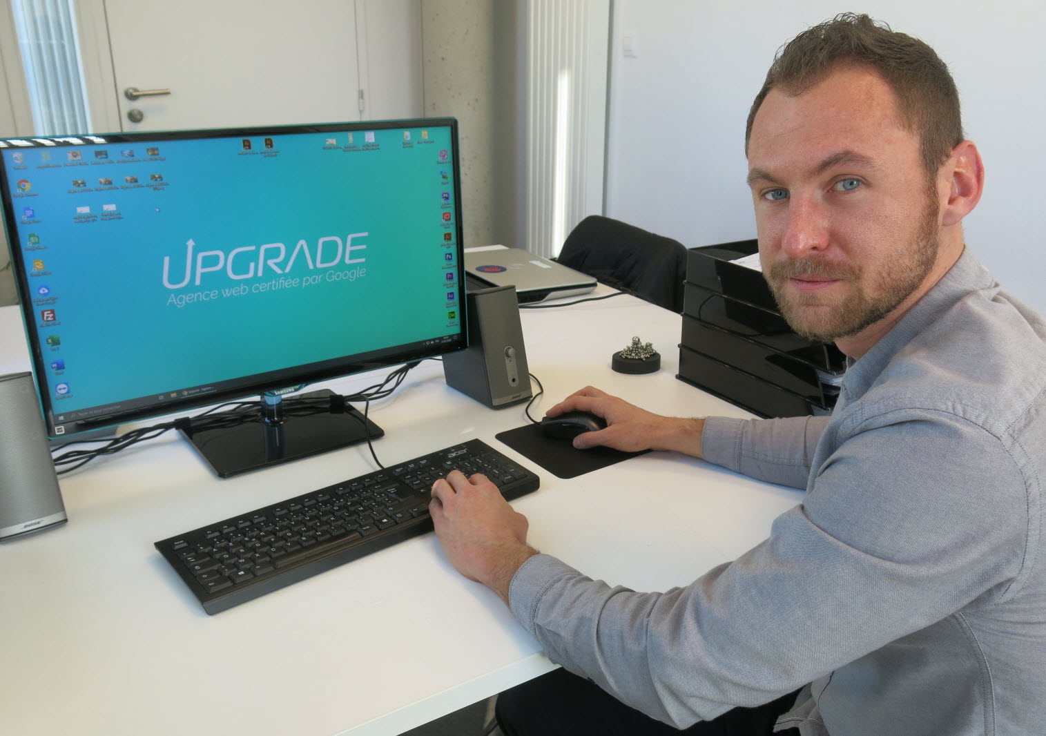 Nicolas MEUNIER le fondateur de l'Agence Web Upgrade devant son ordinateur.